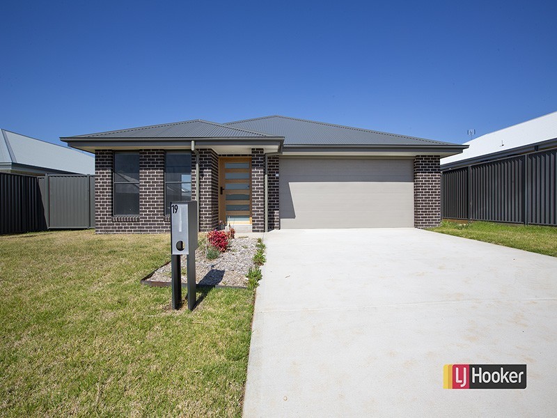 19 Gilbert Drive, Westdale NSW 2340
