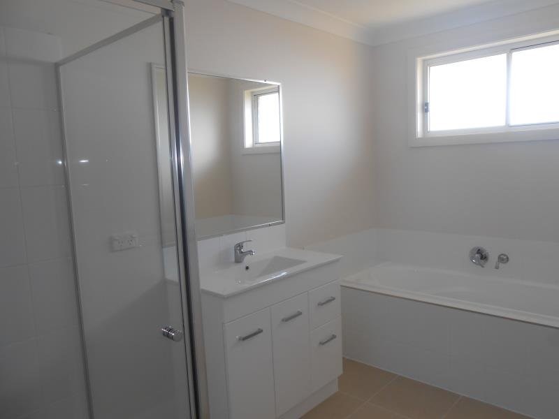 32 Leonora Street, Kootingal NSW 2352