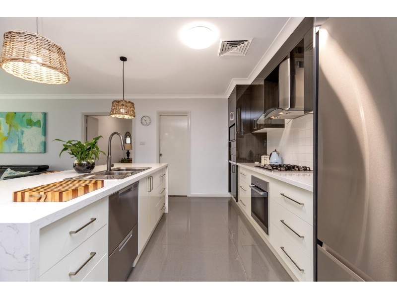 68 Peak Drive, Hillvue NSW 2340