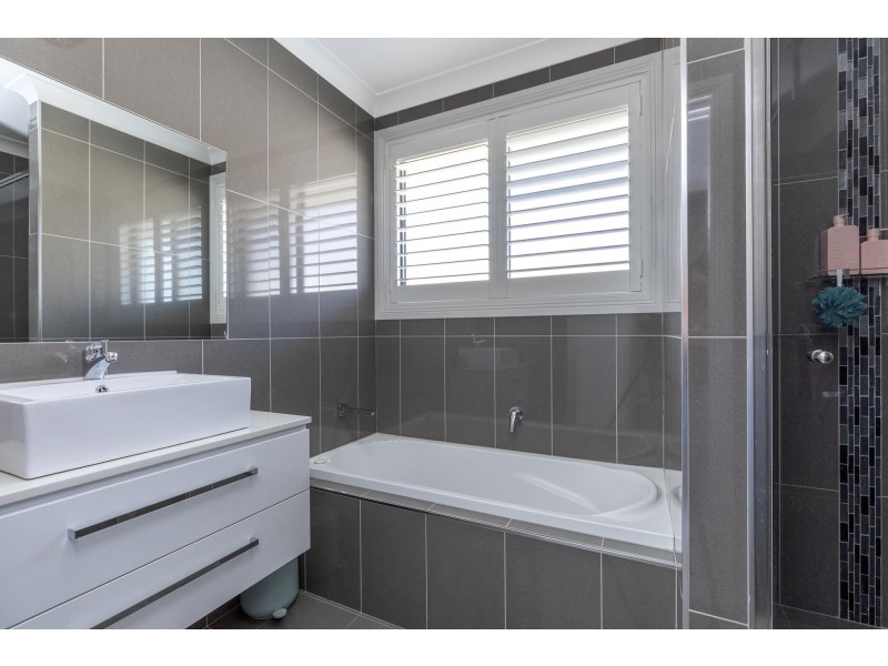 68 Peak Drive, Hillvue NSW 2340