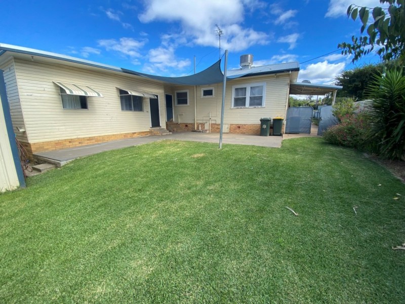 8 Central Avenue, South Tamworth NSW 2340