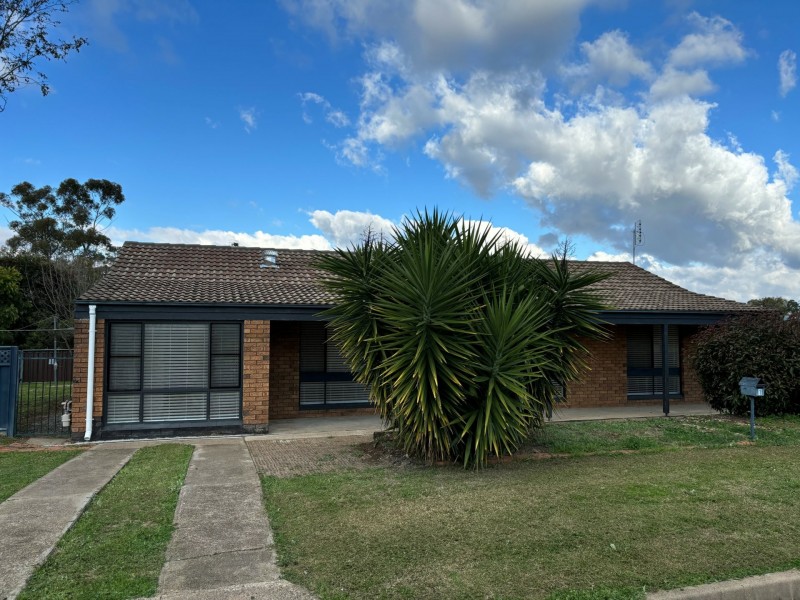 1 Nowland Crescent, Westdale NSW 2340