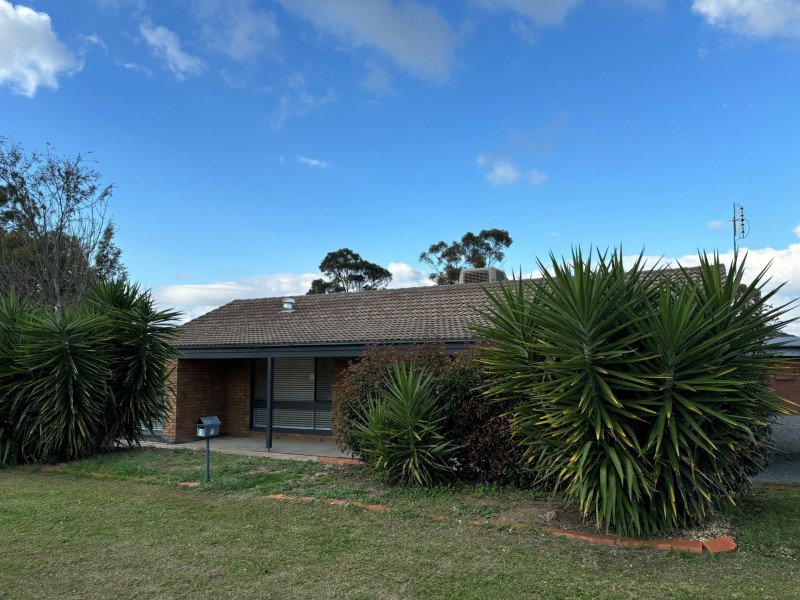 1 Nowland Crescent, Westdale NSW 2340