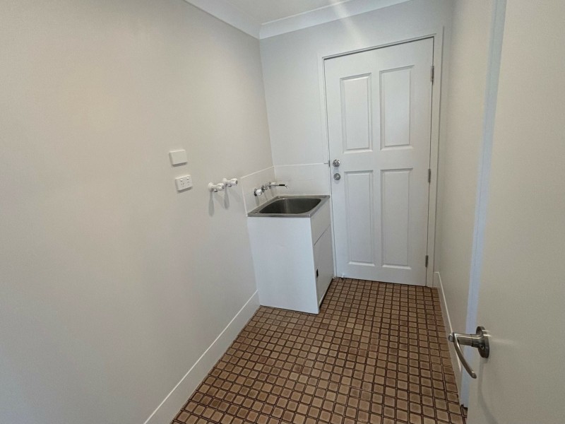 1 Nowland Crescent, Westdale NSW 2340