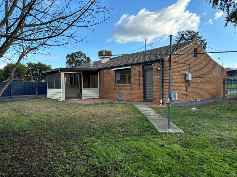 1 Nowland Crescent, Westdale NSW 2340