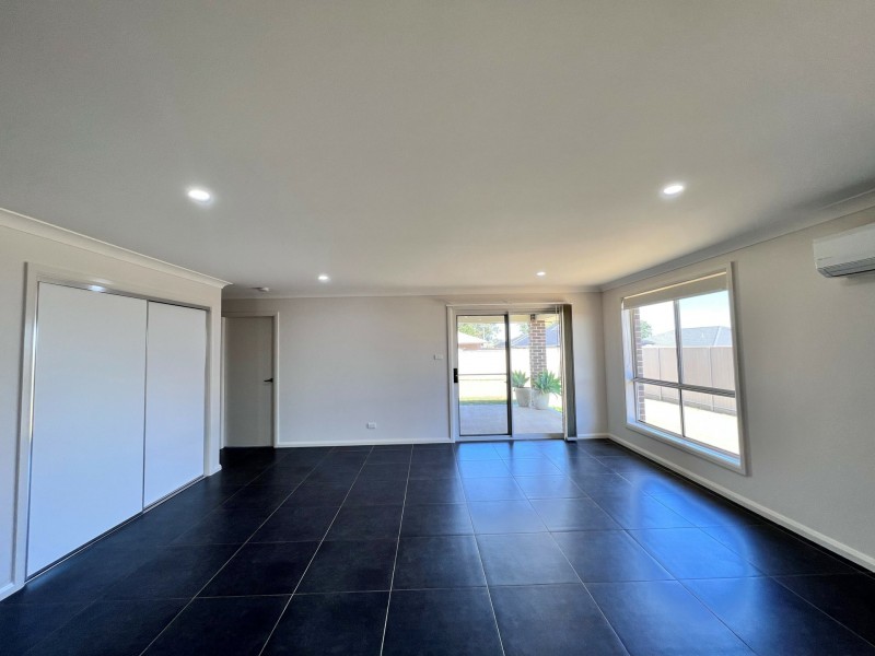 11 Explorers Way, Westdale NSW 2340