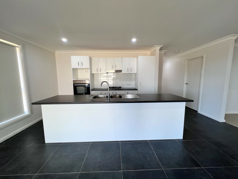 11 Explorers Way, Westdale NSW 2340