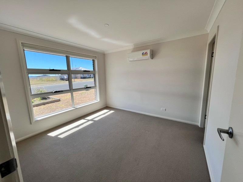 11 Explorers Way, Westdale NSW 2340