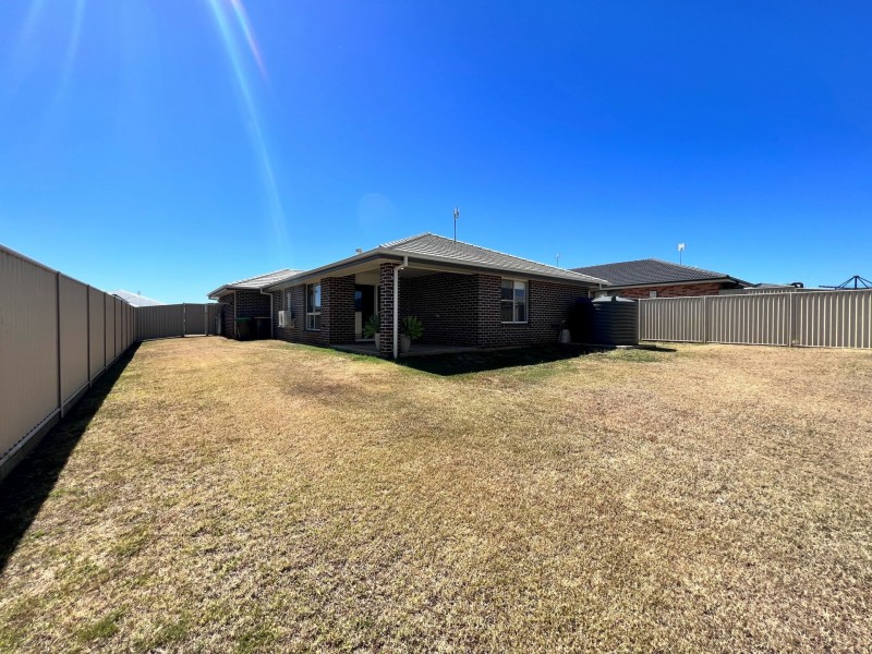 11 Explorers Way, Westdale NSW 2340