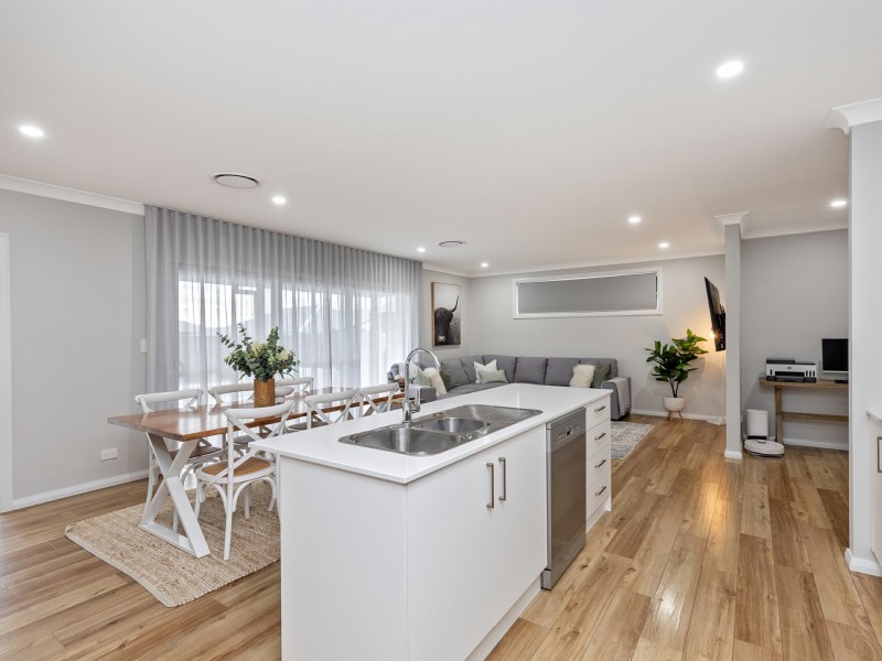 14 Angus Place, Calala NSW 2340