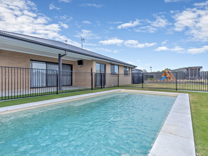 14 Angus Place, Calala NSW 2340