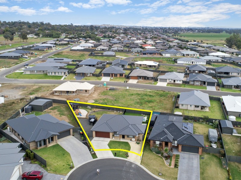 14 Angus Place, Calala NSW 2340