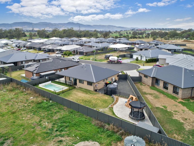 14 Angus Place, Calala NSW 2340