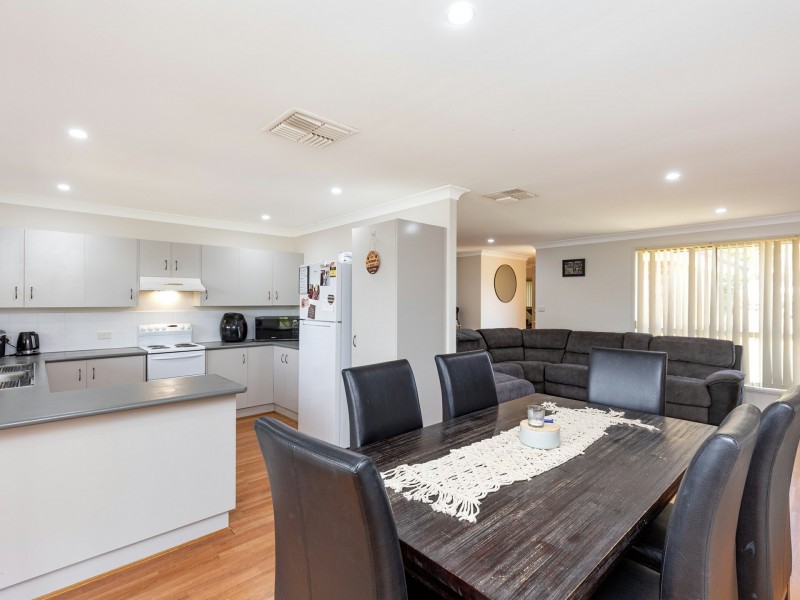 5 Giles Place, Westdale NSW 2340