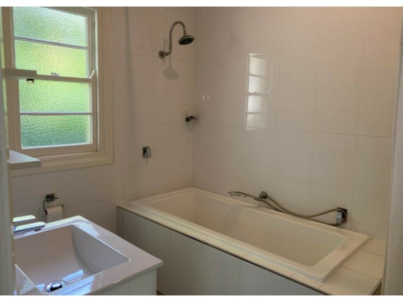 2 Douglas Avenue, East Tamworth NSW 2340