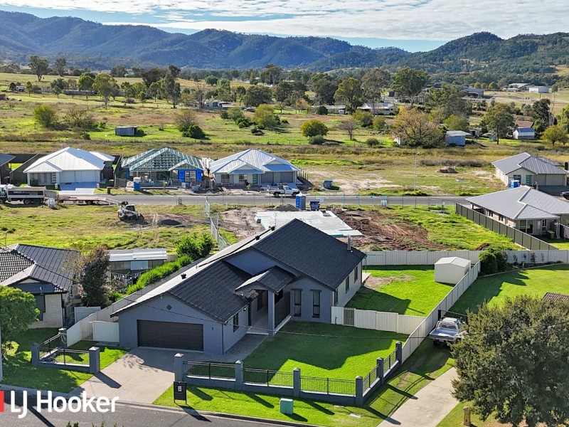 7 Banksia Close, Kootingal NSW 2352