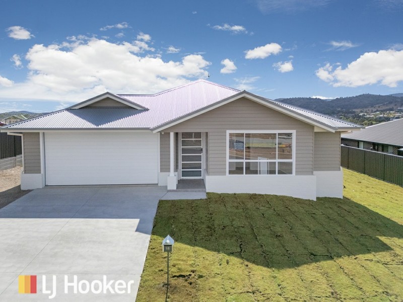 18 Crested Avenue, Moore Creek NSW 2340