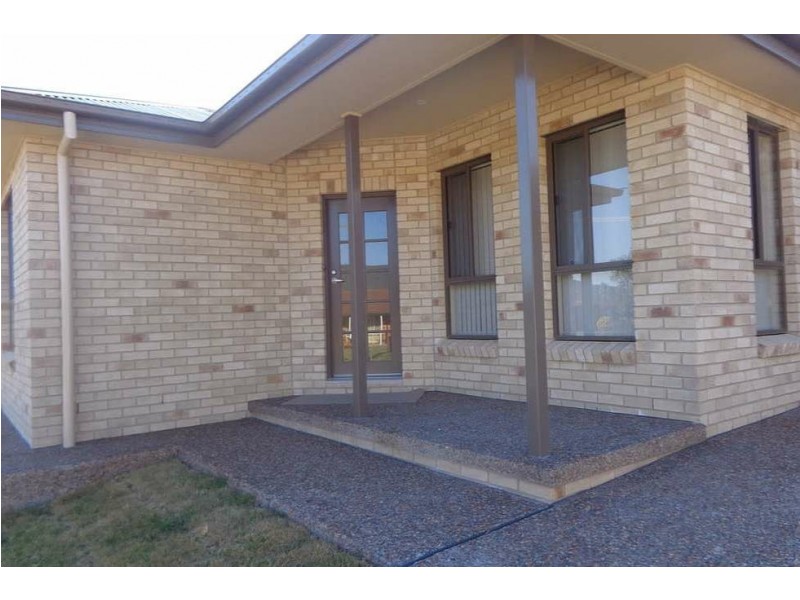 1/8 Lindon Crescent, Kootingal NSW 2352