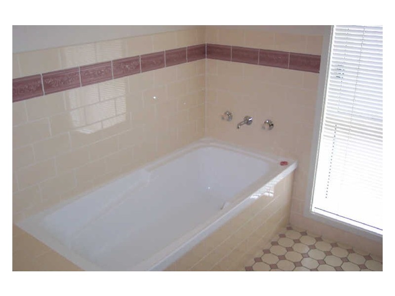 9 Poplar Crescent, Jerrabomberra NSW 2619