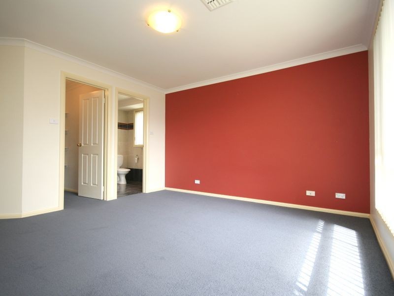 8 Colverwell Crescent, Jerrabomberra NSW 2619