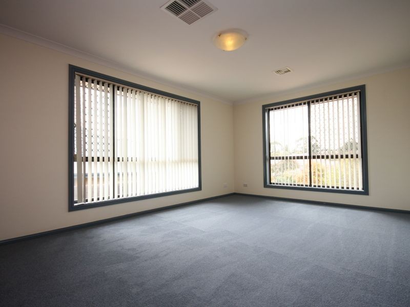 8 Colverwell Crescent, Jerrabomberra NSW 2619