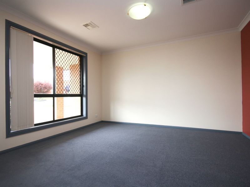 8 Colverwell Crescent, Jerrabomberra NSW 2619