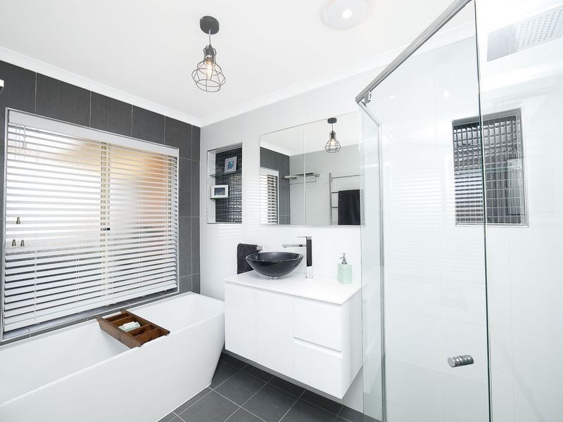 19 Thomas Royal Gardens, Queanbeyan NSW 2620