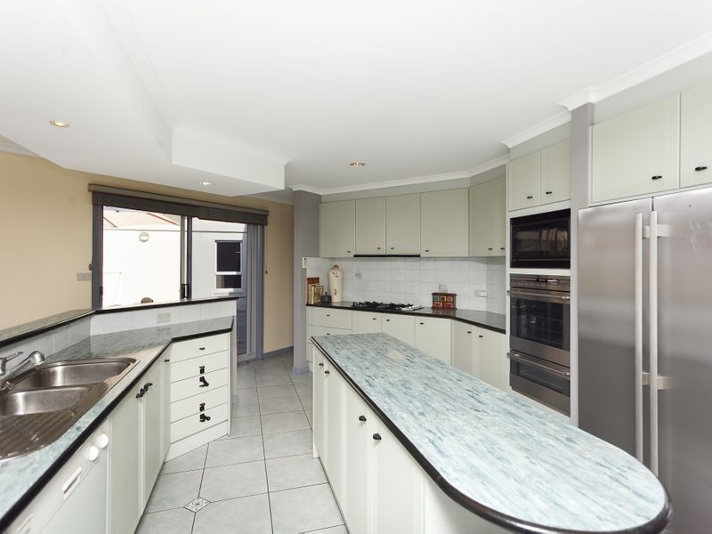 6 Mol Crescent, Queanbeyan NSW 2620