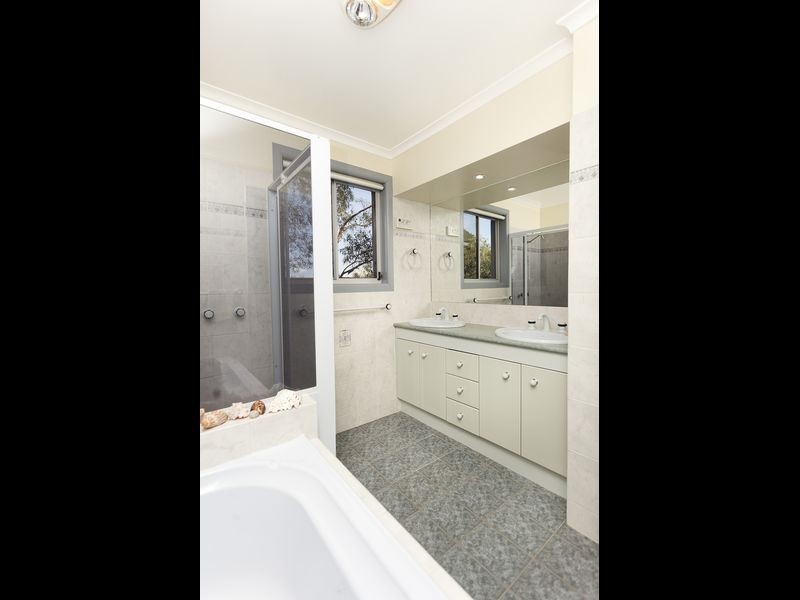 6 Mol Crescent, Queanbeyan NSW 2620