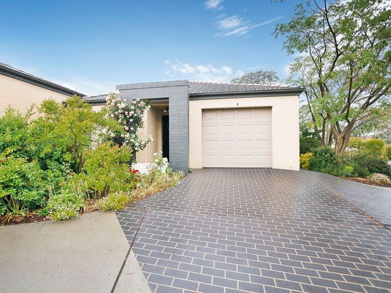 4/136 Halloran Drive, Jerrabomberra NSW 2619