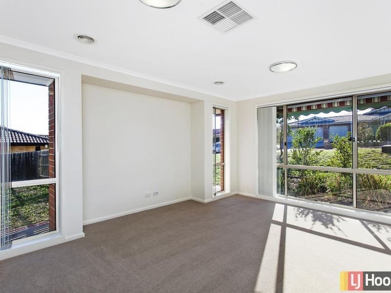 30 Freestone Crescent, Jerrabomberra NSW 2619