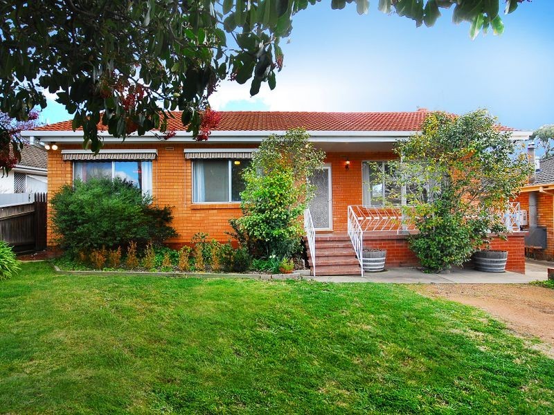 8 Christopher Crescent, Queanbeyan NSW 2620