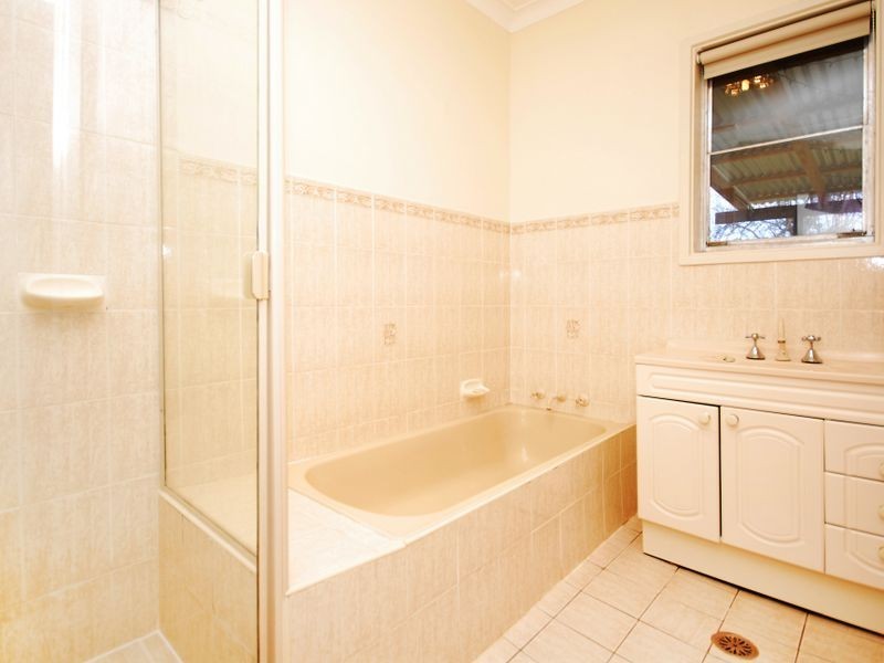 8 Christopher Crescent, Queanbeyan NSW 2620