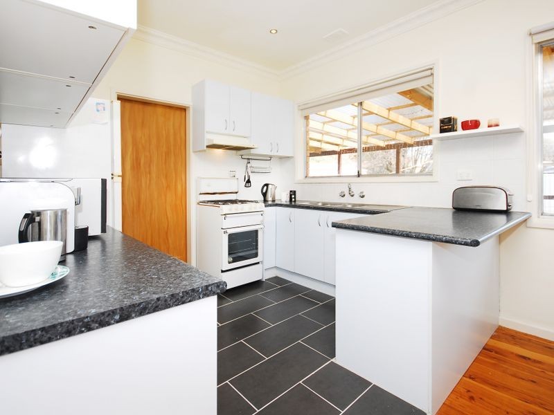 8 Christopher Crescent, Queanbeyan NSW 2620