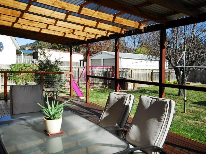 8 Christopher Crescent, Queanbeyan NSW 2620