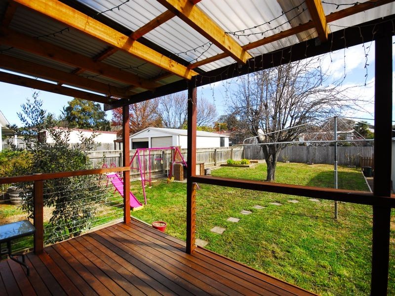 8 Christopher Crescent, Queanbeyan NSW 2620