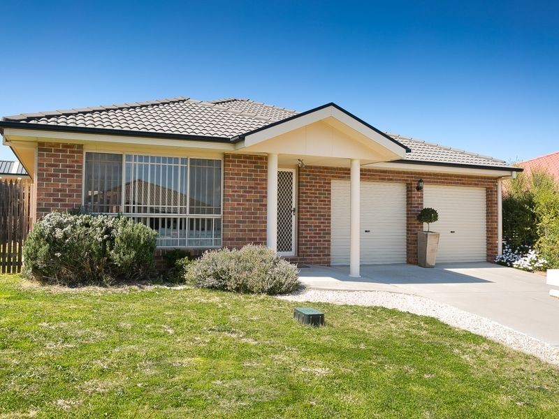 26 Unwin Avenue, Jerrabomberra NSW 2619