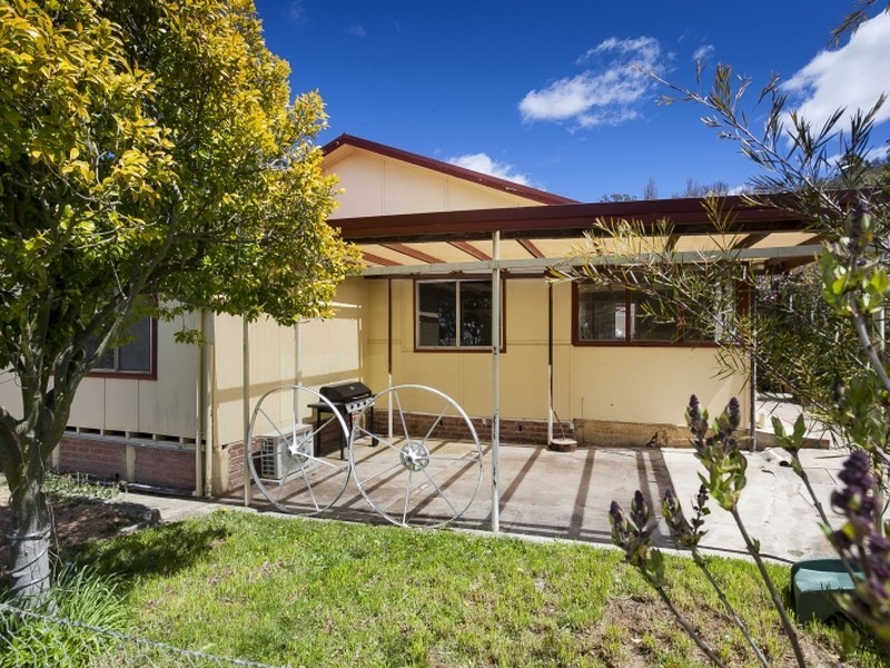 13 Spring Street, Captains Flat NSW 2623