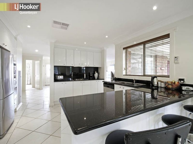 15 Halloran Drive, Jerrabomberra NSW 2619