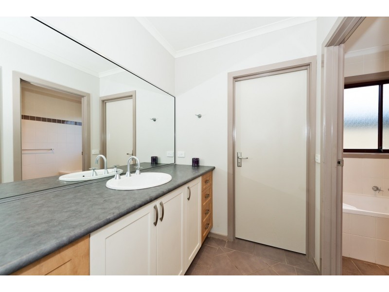 16 Stonehaven Circuit, Queanbeyan NSW 2620