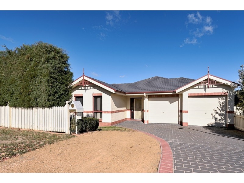 16 Stonehaven Circuit, Queanbeyan NSW 2620