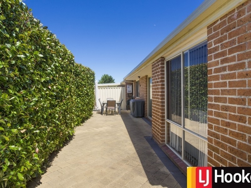 4/31 Walker Crescent, Jerrabomberra NSW 2619