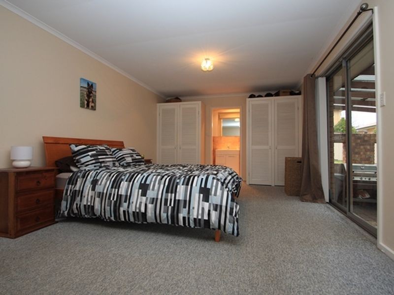 6 Cassinia Street, Queanbeyan NSW 2620