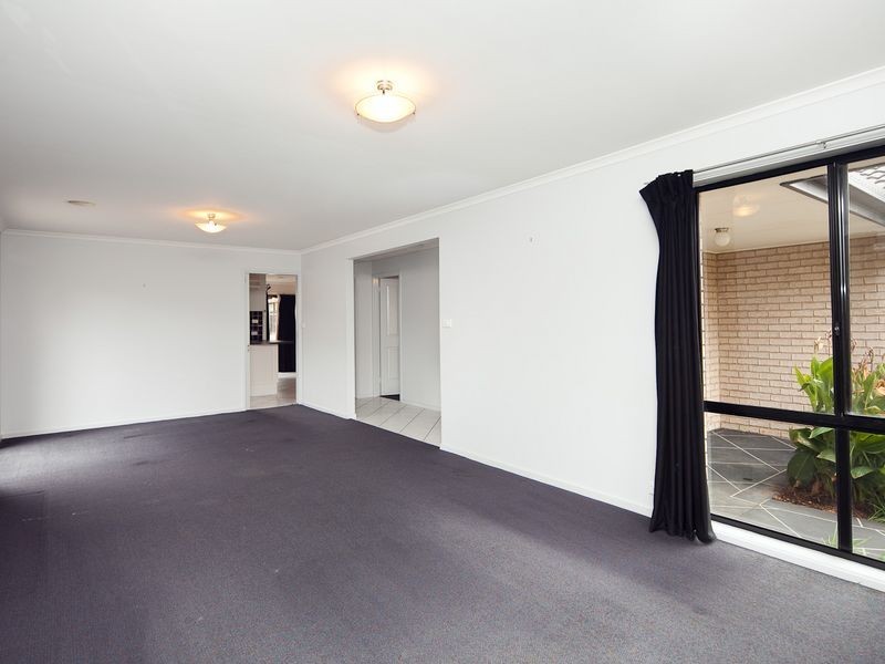 10 Dilwynia Crescent, Jerrabomberra NSW 2619