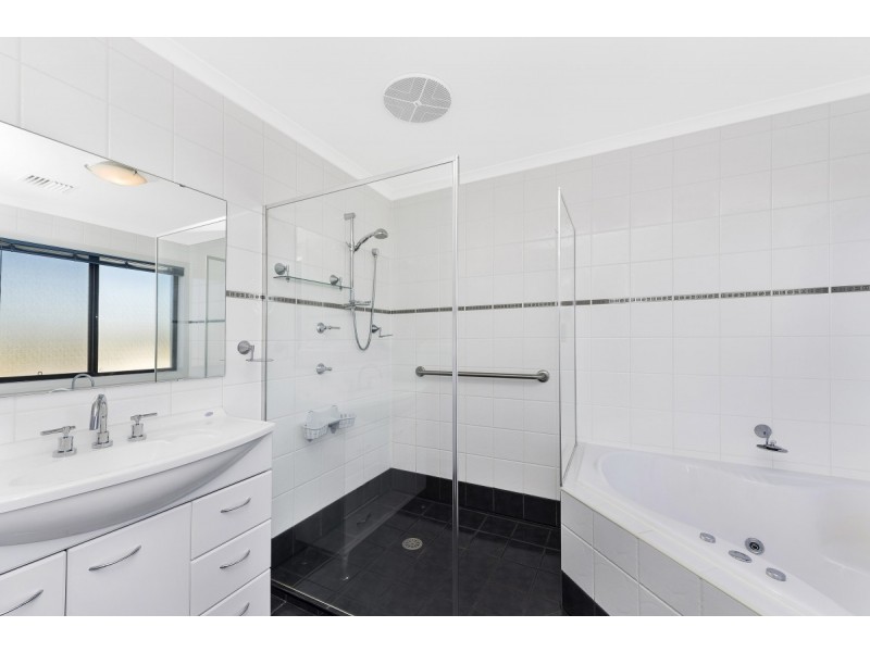 117 Halloran Drive, Jerrabomberra NSW 2619