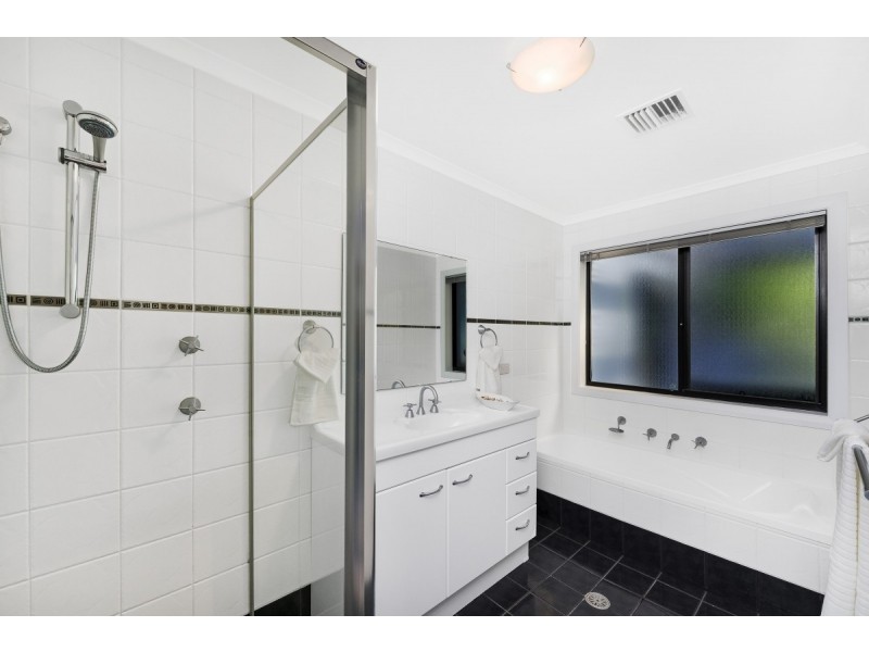 117 Halloran Drive, Jerrabomberra NSW 2619