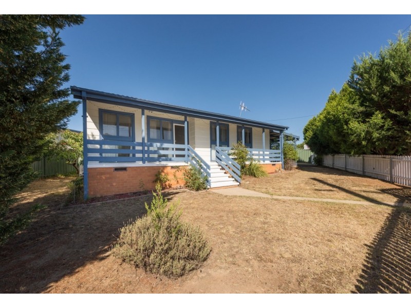 2 Hakea Street, Queanbeyan NSW 2620