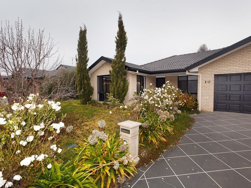 10 Dilwynia Crescent, Jerrabomberra NSW 2619