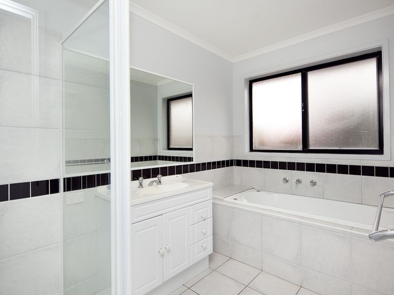 10 Dilwynia Crescent, Jerrabomberra NSW 2619