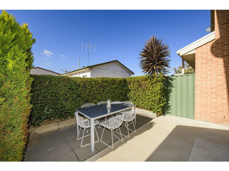 2/11 Adams Street, Queanbeyan NSW 2620